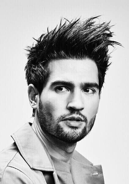 homme ebouriffé de près